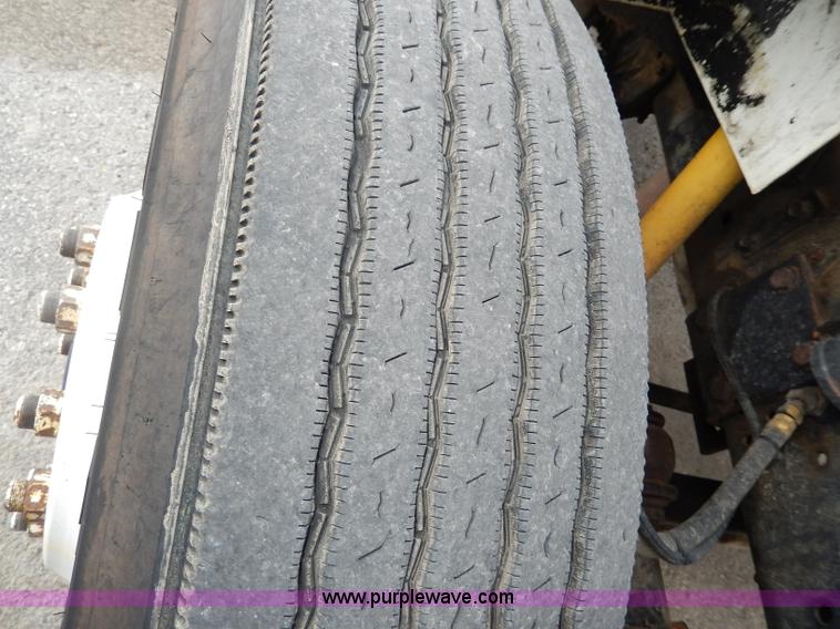 image for item H9730 1999 International 4900 dump truck