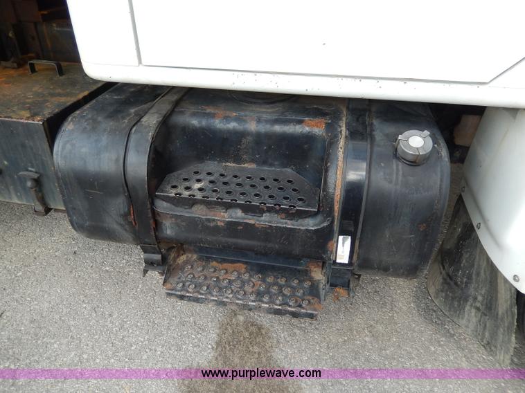 image for item H9730 1999 International 4900 dump truck