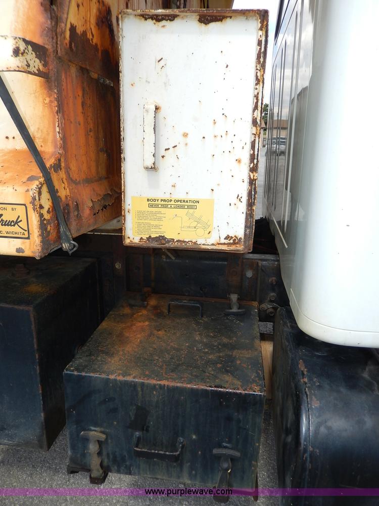 image for item H9730 1999 International 4900 dump truck