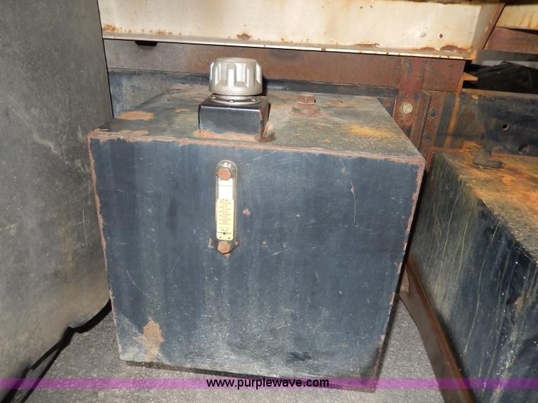 image for item H9730 1999 International 4900 dump truck