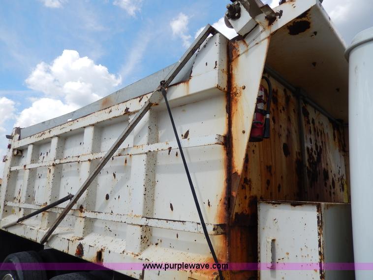 image for item H9730 1999 International 4900 dump truck