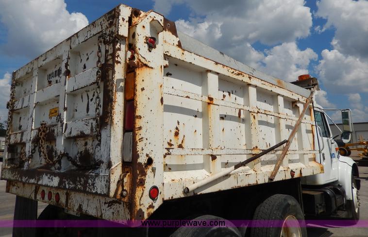 image for item H9730 1999 International 4900 dump truck