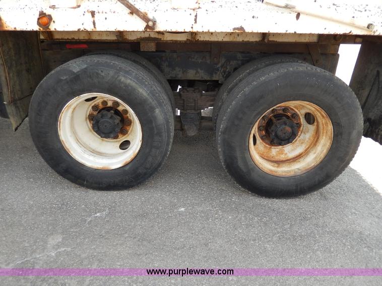 image for item H9730 1999 International 4900 dump truck