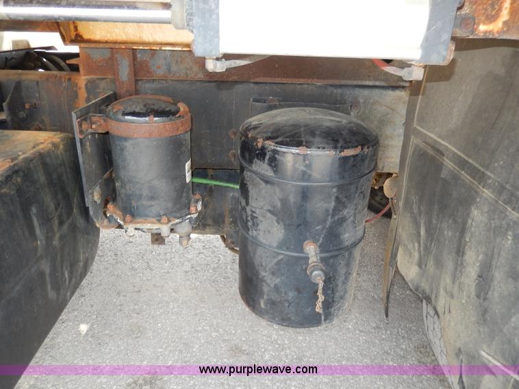 image for item H9730 1999 International 4900 dump truck