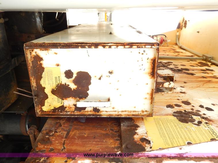 image for item H9730 1999 International 4900 dump truck