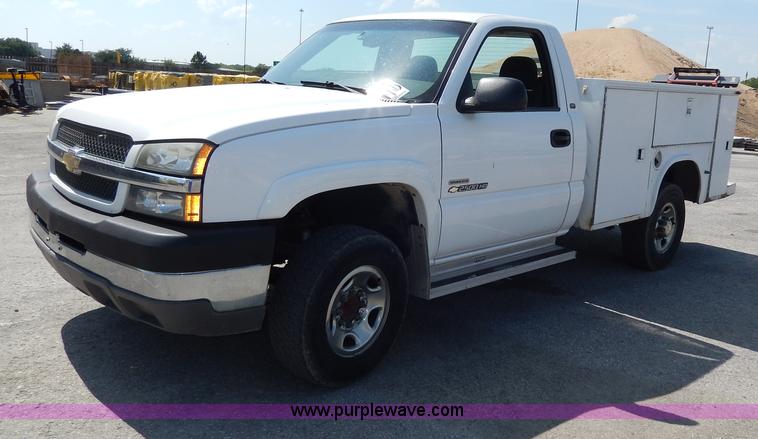 image for item H9731 2004 Chevrolet Silverado 2500HD utility truck