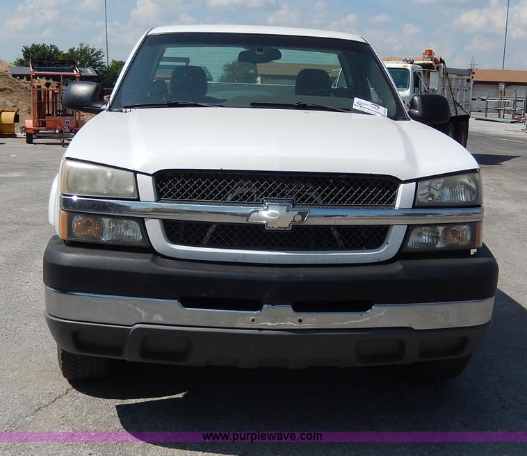 image for item H9731 2004 Chevrolet Silverado 2500HD utility truck