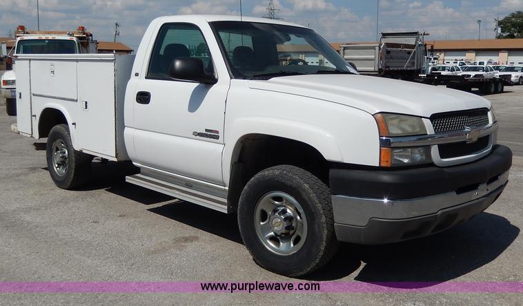 image for item H9731 2004 Chevrolet Silverado 2500HD utility truck