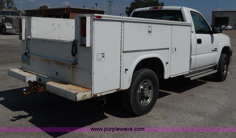 image for item H9731 2004 Chevrolet Silverado 2500HD utility truck
