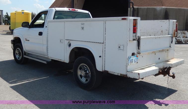 image for item H9731 2004 Chevrolet Silverado 2500HD utility truck