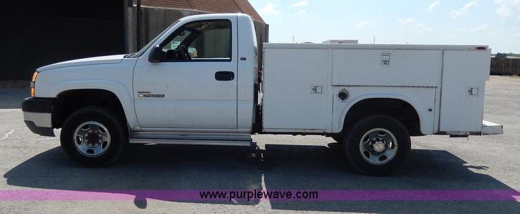 image for item H9731 2004 Chevrolet Silverado 2500HD utility truck