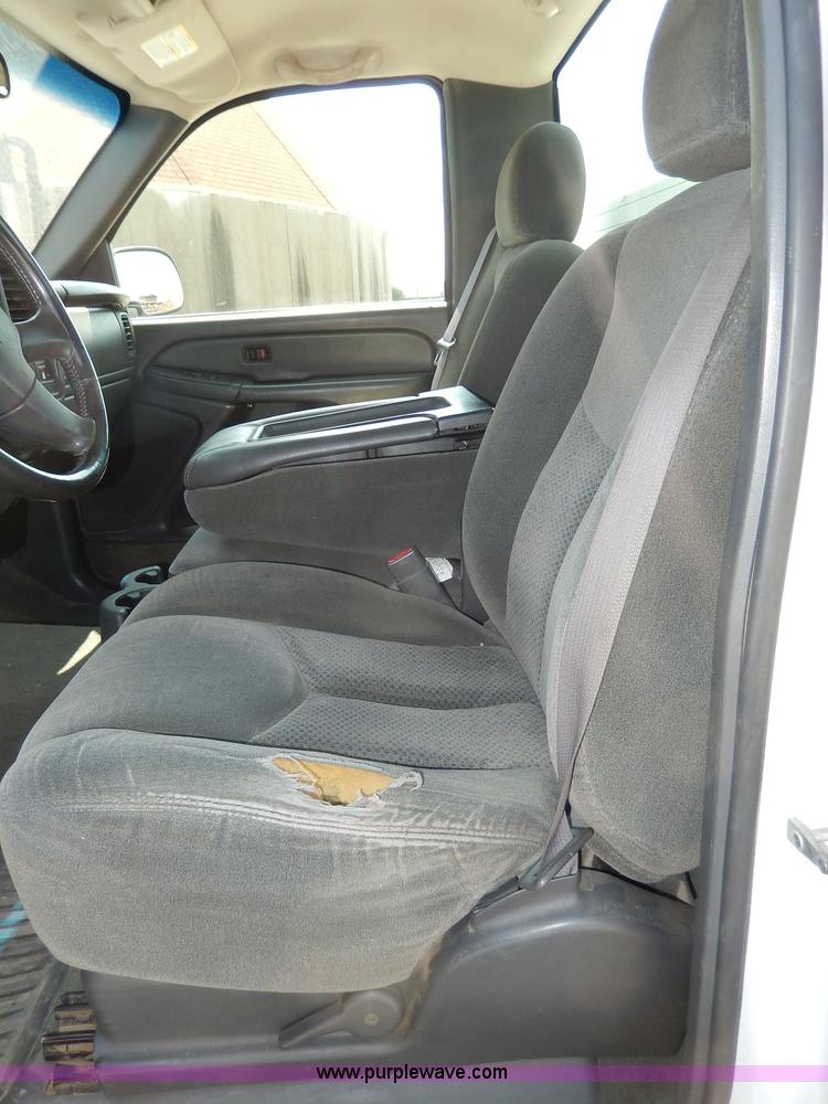 image for item H9731 2004 Chevrolet Silverado 2500HD utility truck