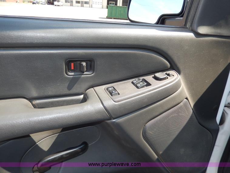 image for item H9731 2004 Chevrolet Silverado 2500HD utility truck