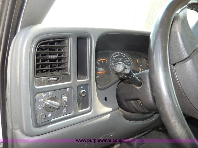 image for item H9731 2004 Chevrolet Silverado 2500HD utility truck