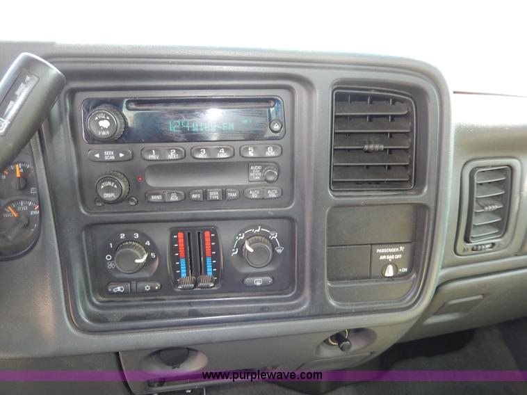 image for item H9731 2004 Chevrolet Silverado 2500HD utility truck