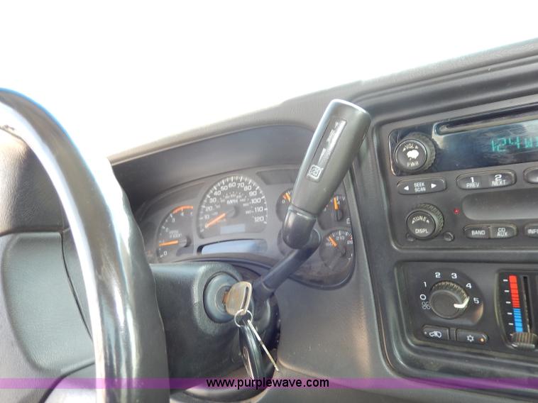 image for item H9731 2004 Chevrolet Silverado 2500HD utility truck