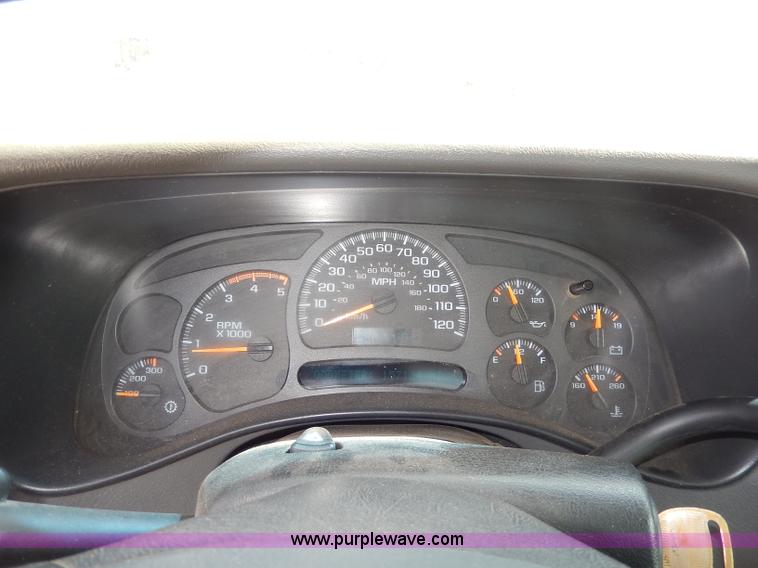 image for item H9731 2004 Chevrolet Silverado 2500HD utility truck