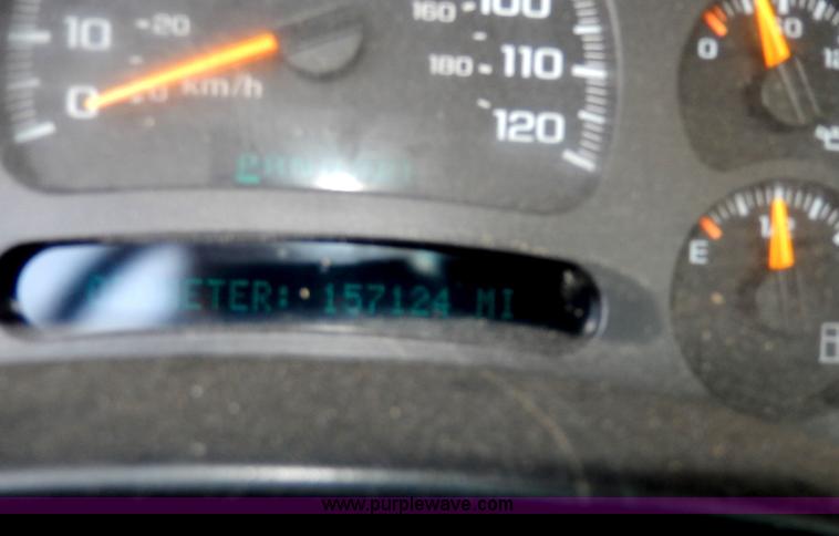 image for item H9731 2004 Chevrolet Silverado 2500HD utility truck