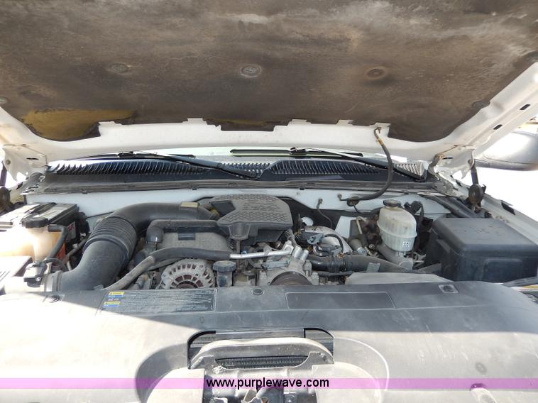 image for item H9731 2004 Chevrolet Silverado 2500HD utility truck