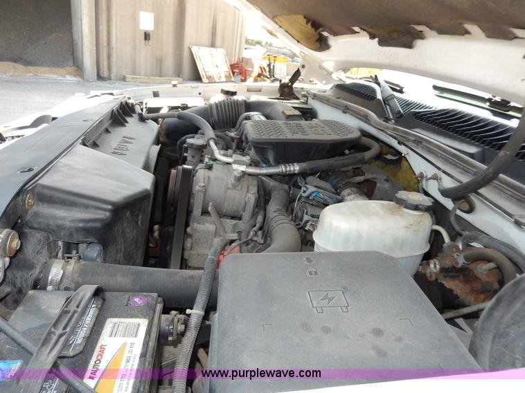 image for item H9731 2004 Chevrolet Silverado 2500HD utility truck