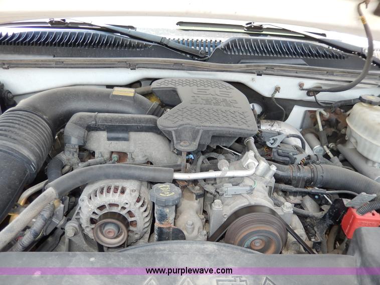 image for item H9731 2004 Chevrolet Silverado 2500HD utility truck