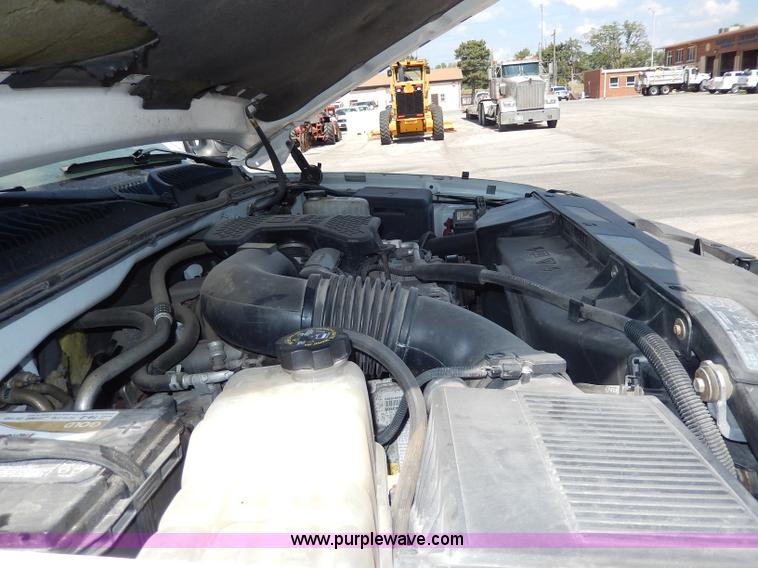 image for item H9731 2004 Chevrolet Silverado 2500HD utility truck