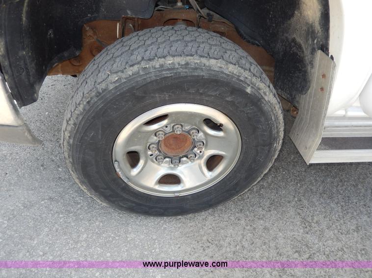 image for item H9731 2004 Chevrolet Silverado 2500HD utility truck