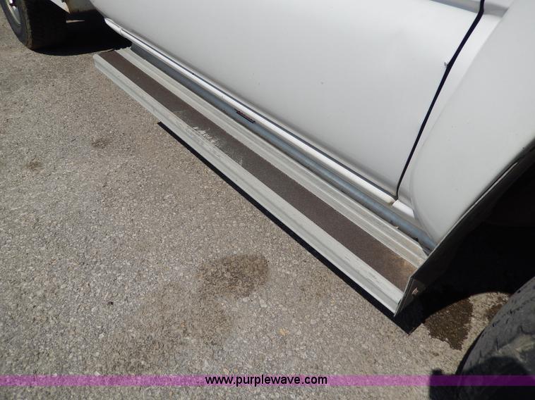 image for item H9731 2004 Chevrolet Silverado 2500HD utility truck