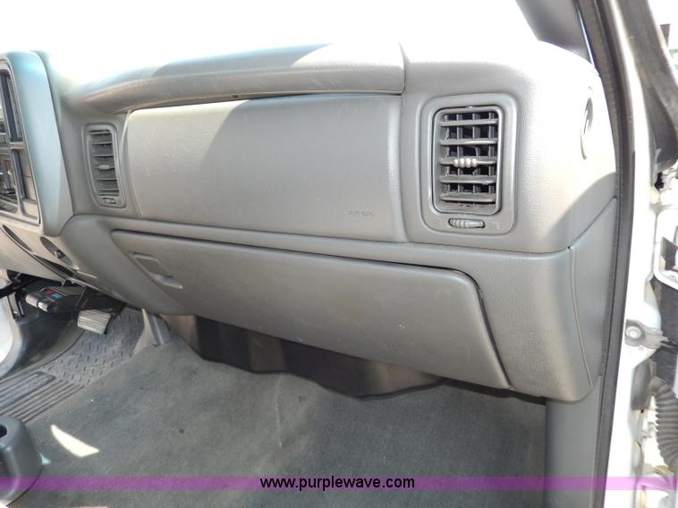 image for item H9731 2004 Chevrolet Silverado 2500HD utility truck