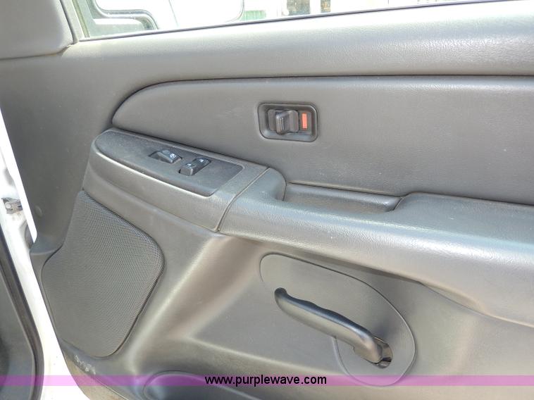 image for item H9731 2004 Chevrolet Silverado 2500HD utility truck