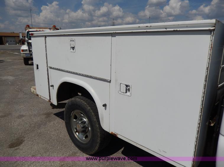 image for item H9731 2004 Chevrolet Silverado 2500HD utility truck