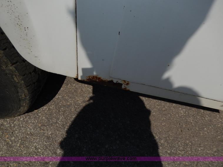 image for item H9731 2004 Chevrolet Silverado 2500HD utility truck