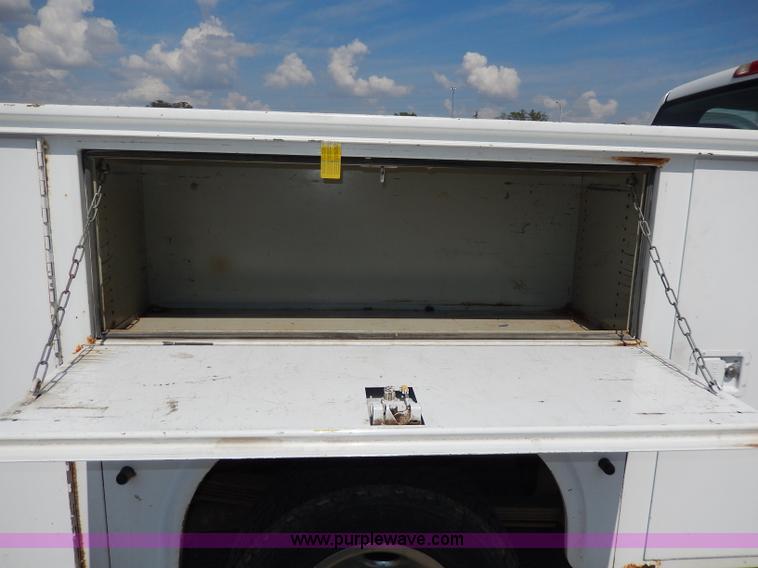 image for item H9731 2004 Chevrolet Silverado 2500HD utility truck