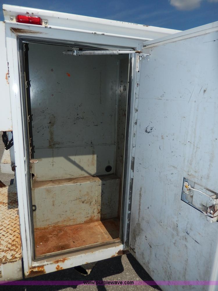 image for item H9731 2004 Chevrolet Silverado 2500HD utility truck