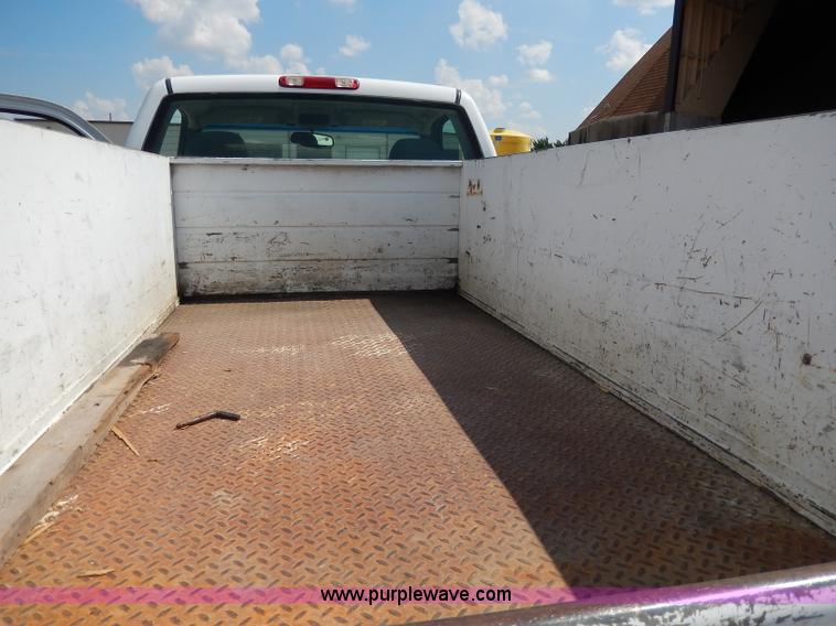 image for item H9731 2004 Chevrolet Silverado 2500HD utility truck