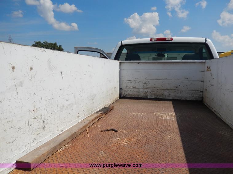 image for item H9731 2004 Chevrolet Silverado 2500HD utility truck