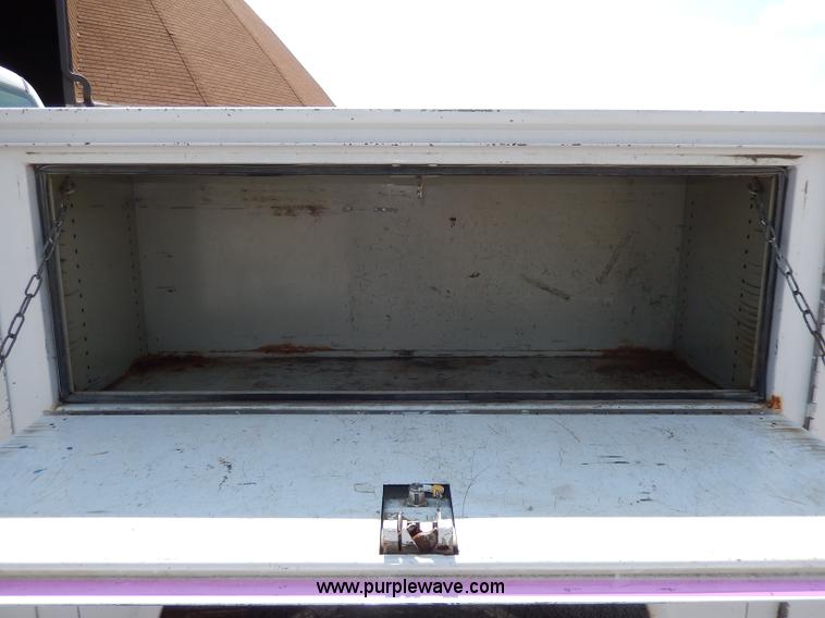 image for item H9731 2004 Chevrolet Silverado 2500HD utility truck