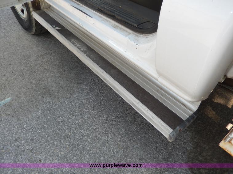 image for item H9731 2004 Chevrolet Silverado 2500HD utility truck