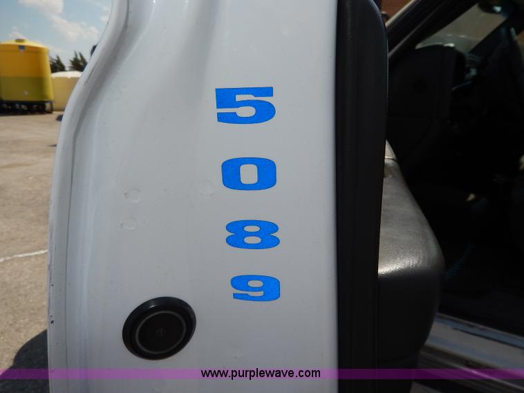 image for item H9731 2004 Chevrolet Silverado 2500HD utility truck