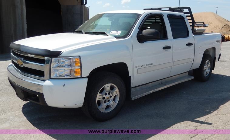 image for item H9732 2008 Chevrolet Silverado 1500 Crew Cab pickup truck
