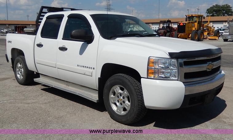 image for item H9732 2008 Chevrolet Silverado 1500 Crew Cab pickup truck