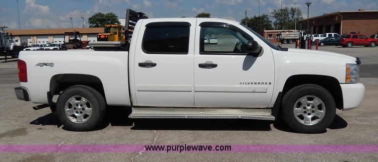 image for item H9732 2008 Chevrolet Silverado 1500 Crew Cab pickup truck