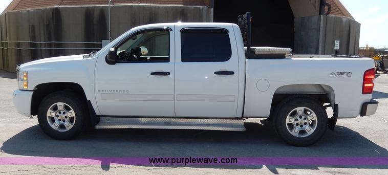 image for item H9732 2008 Chevrolet Silverado 1500 Crew Cab pickup truck