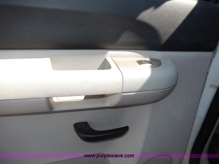 image for item H9732 2008 Chevrolet Silverado 1500 Crew Cab pickup truck