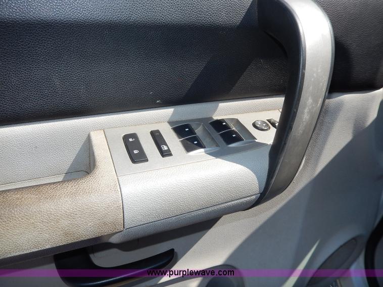 image for item H9732 2008 Chevrolet Silverado 1500 Crew Cab pickup truck