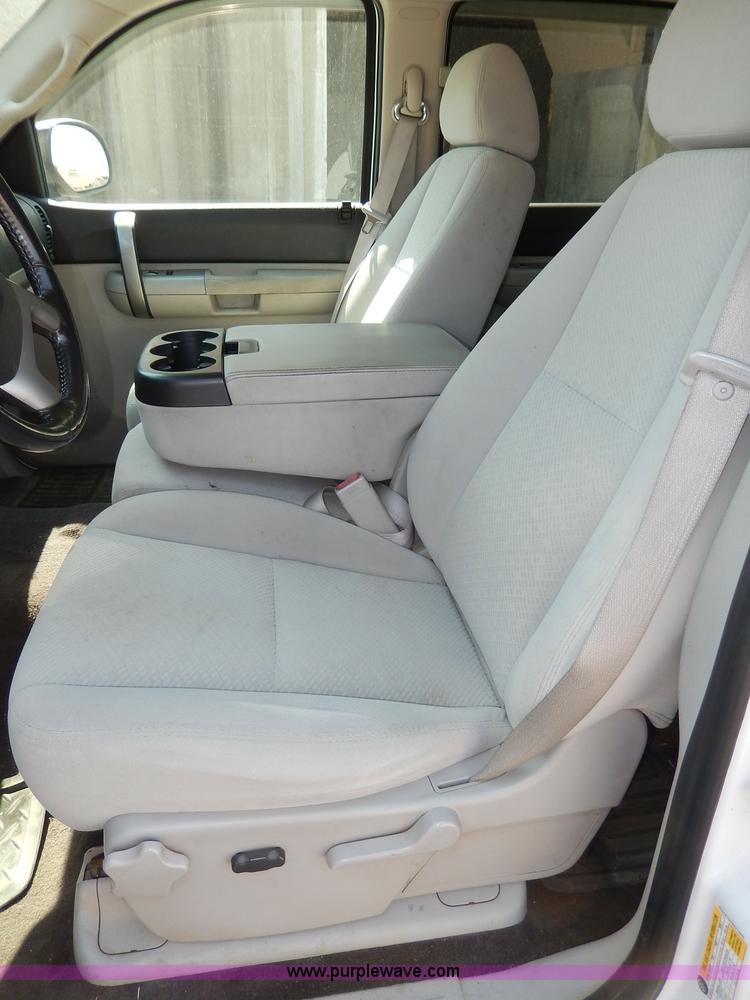 image for item H9732 2008 Chevrolet Silverado 1500 Crew Cab pickup truck