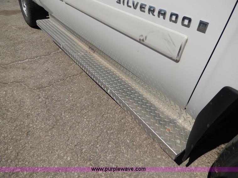 image for item H9732 2008 Chevrolet Silverado 1500 Crew Cab pickup truck