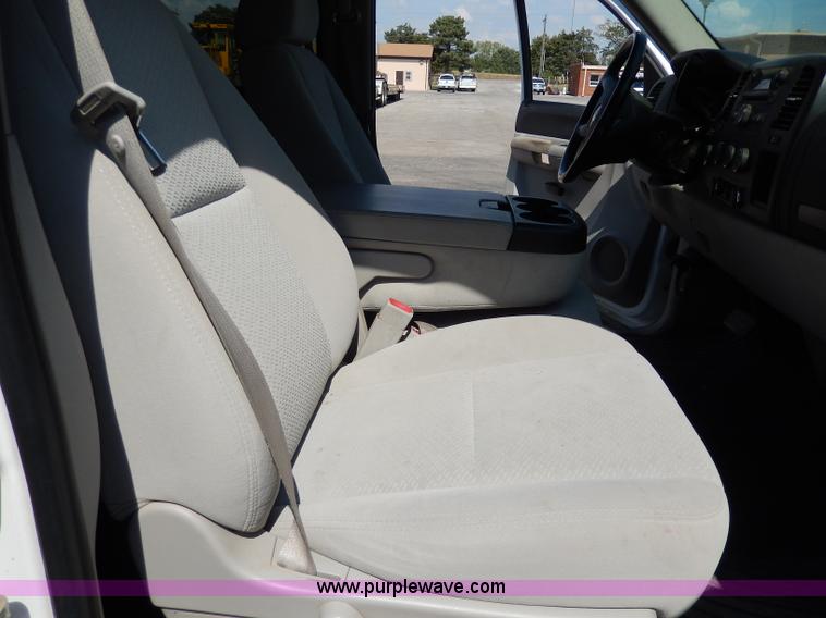 image for item H9732 2008 Chevrolet Silverado 1500 Crew Cab pickup truck