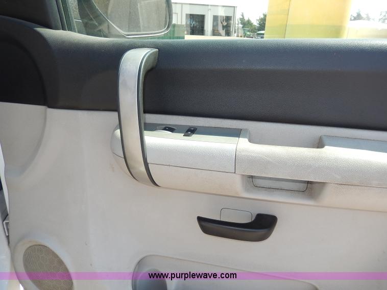 image for item H9732 2008 Chevrolet Silverado 1500 Crew Cab pickup truck