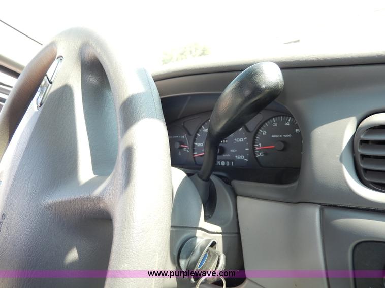 image for item H9734 2003 Ford Taurus SE